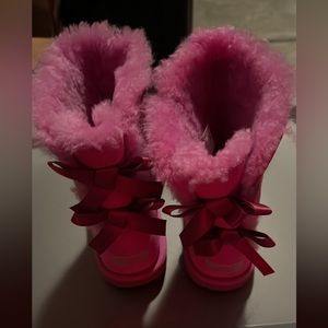 Pink UGG Bailey bows size 6